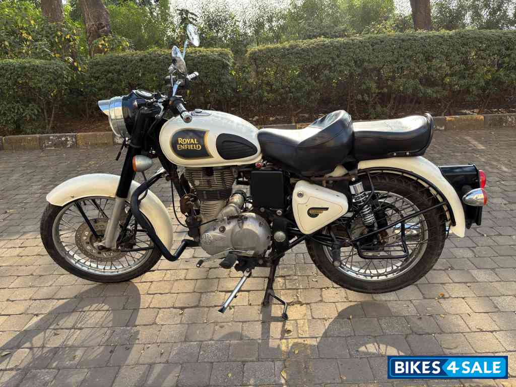 White Royal Enfield Classic 350