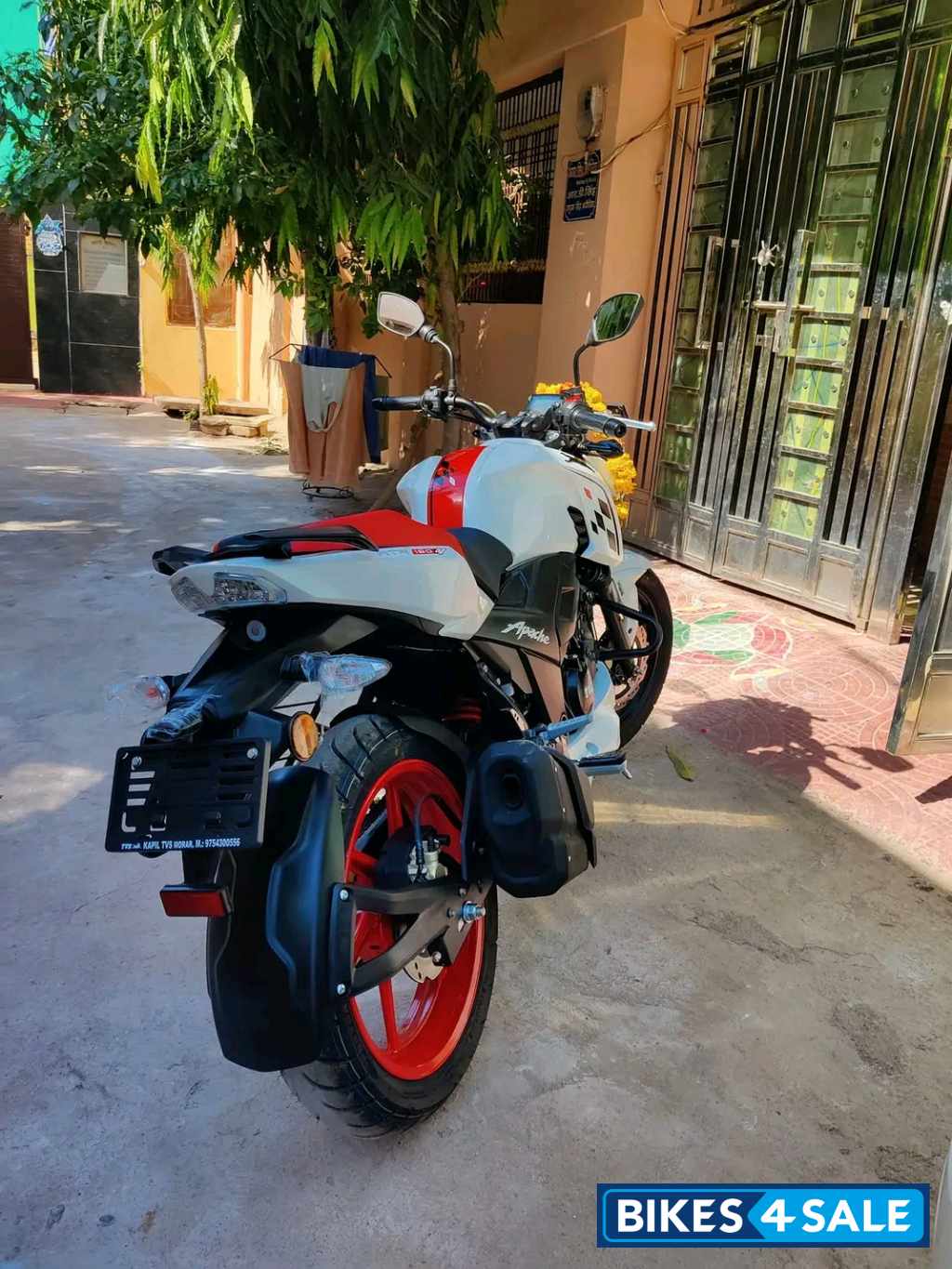White Red TVS Apache RTR 160 4V Special Edition