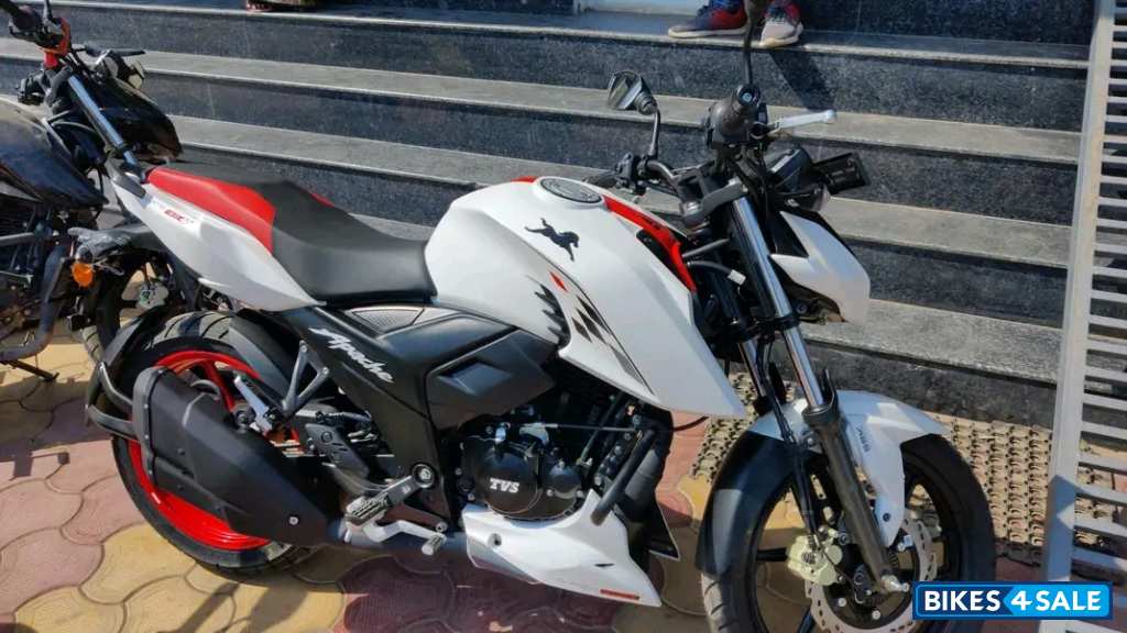 White Red TVS Apache RTR 160 4V Special Edition