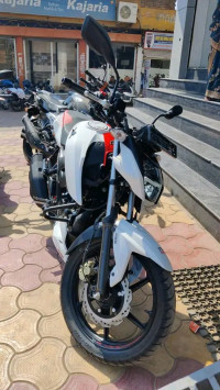 White Red TVS Apache RTR 160 4V Special Edition