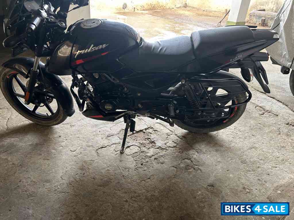 Black Bajaj Pulsar 125 Split Seat