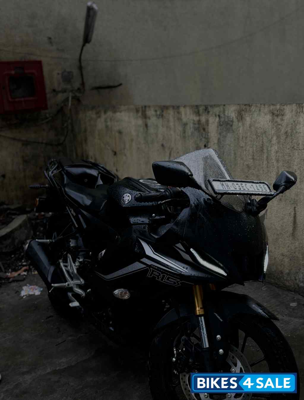 Black Yamaha R15 V4