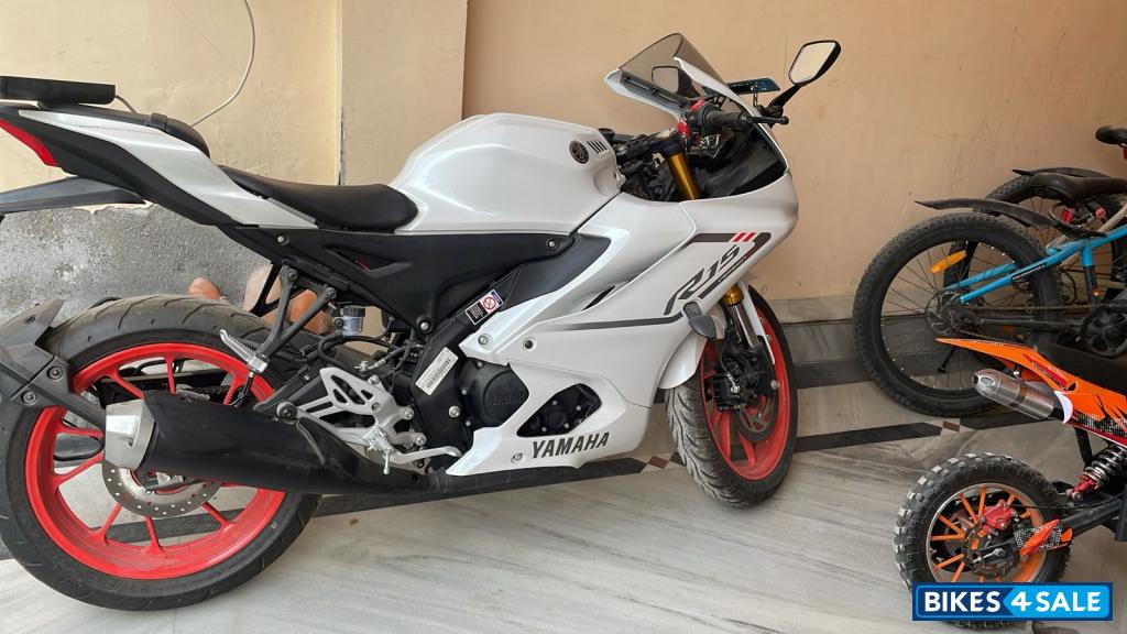 Yamaha R15 V4