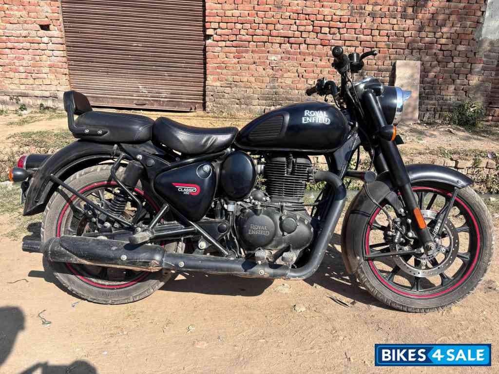 Black Royal Enfield Classic 350 Dual Channel BS6
