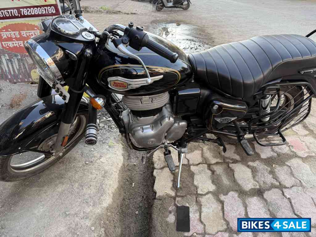Black Royal Enfield Bullet 350