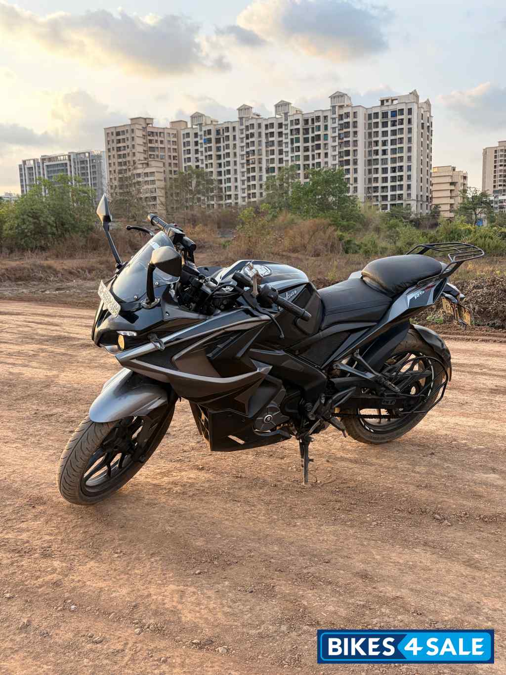 Bajaj Pulsar RS 200 ABS