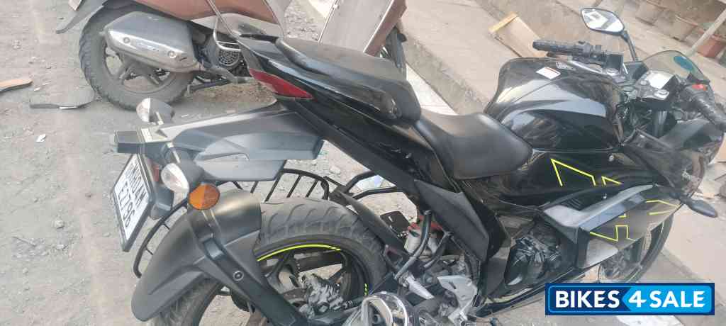 Black Suzuki Gixxer SF