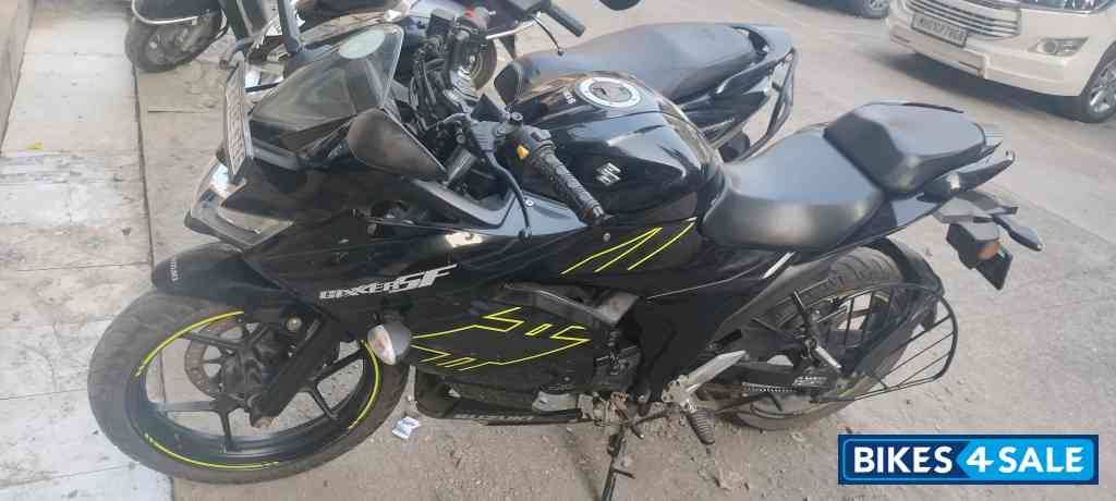 Black Suzuki Gixxer SF