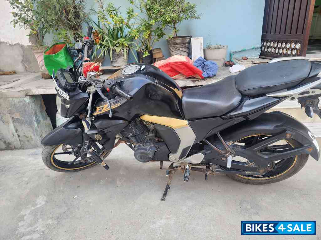 Black Yamaha FZ1