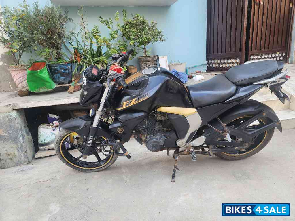 Black Yamaha FZ1