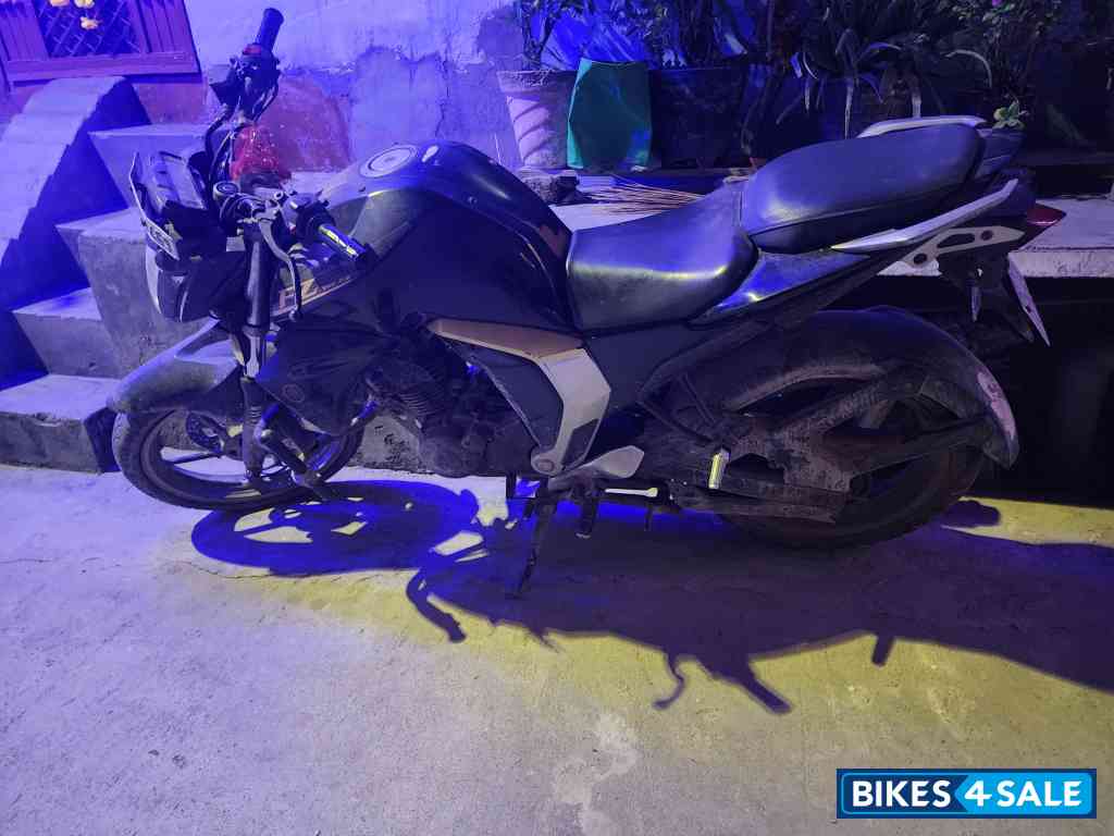 Black Yamaha FZ1