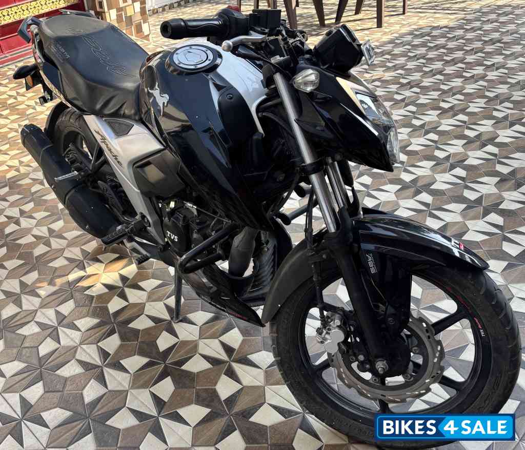TVS Apache RTR 160 4V BS6