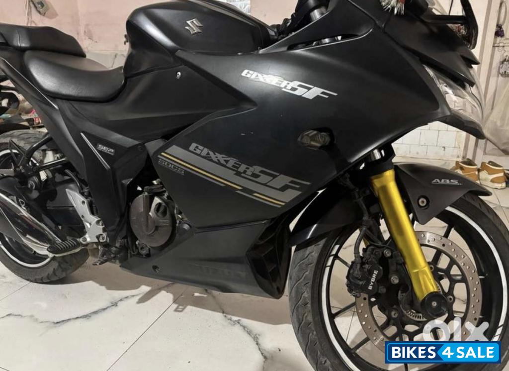 Black Suzuki Gixxer SF 250