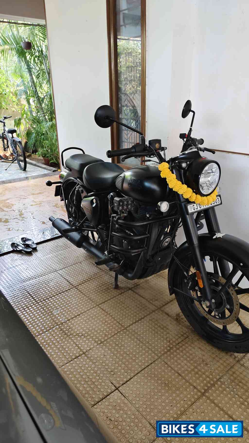 Royal Enfield Classic Stealth Black