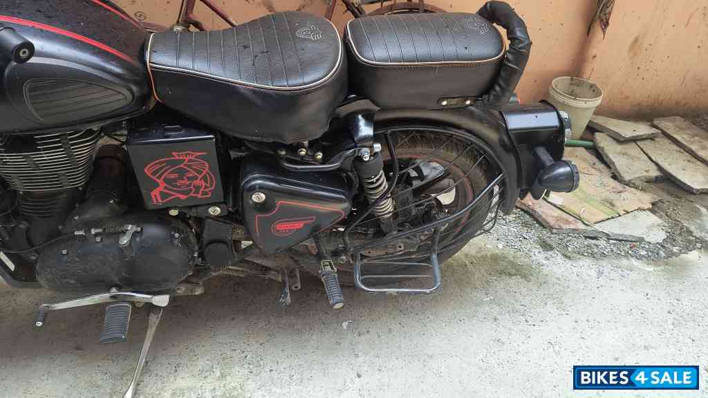 Royal Enfield Classic Stealth Black