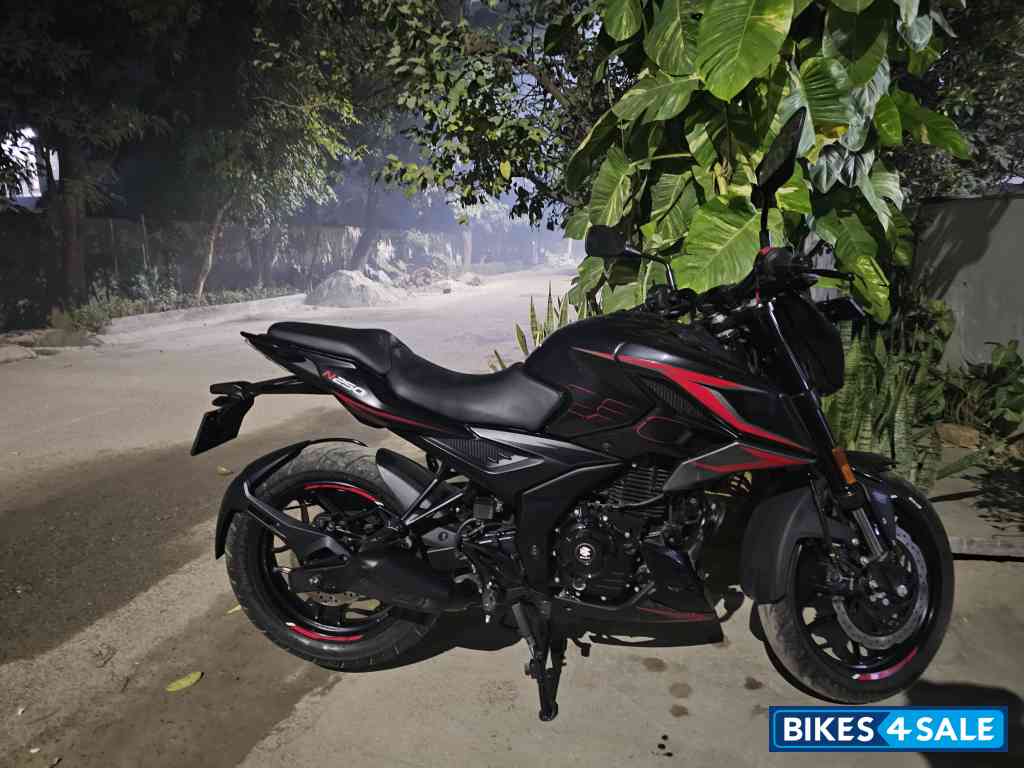 Black Bajaj Pulsar N250
