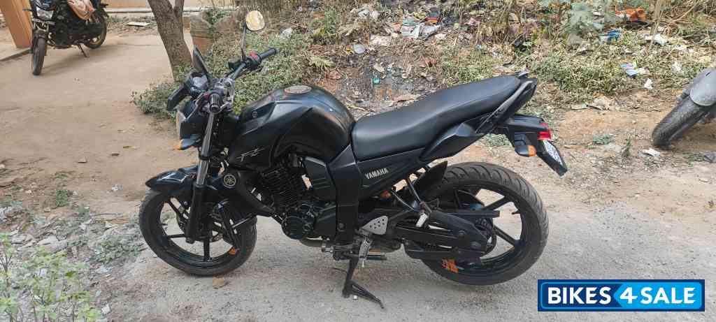 Black Yamaha FZ16