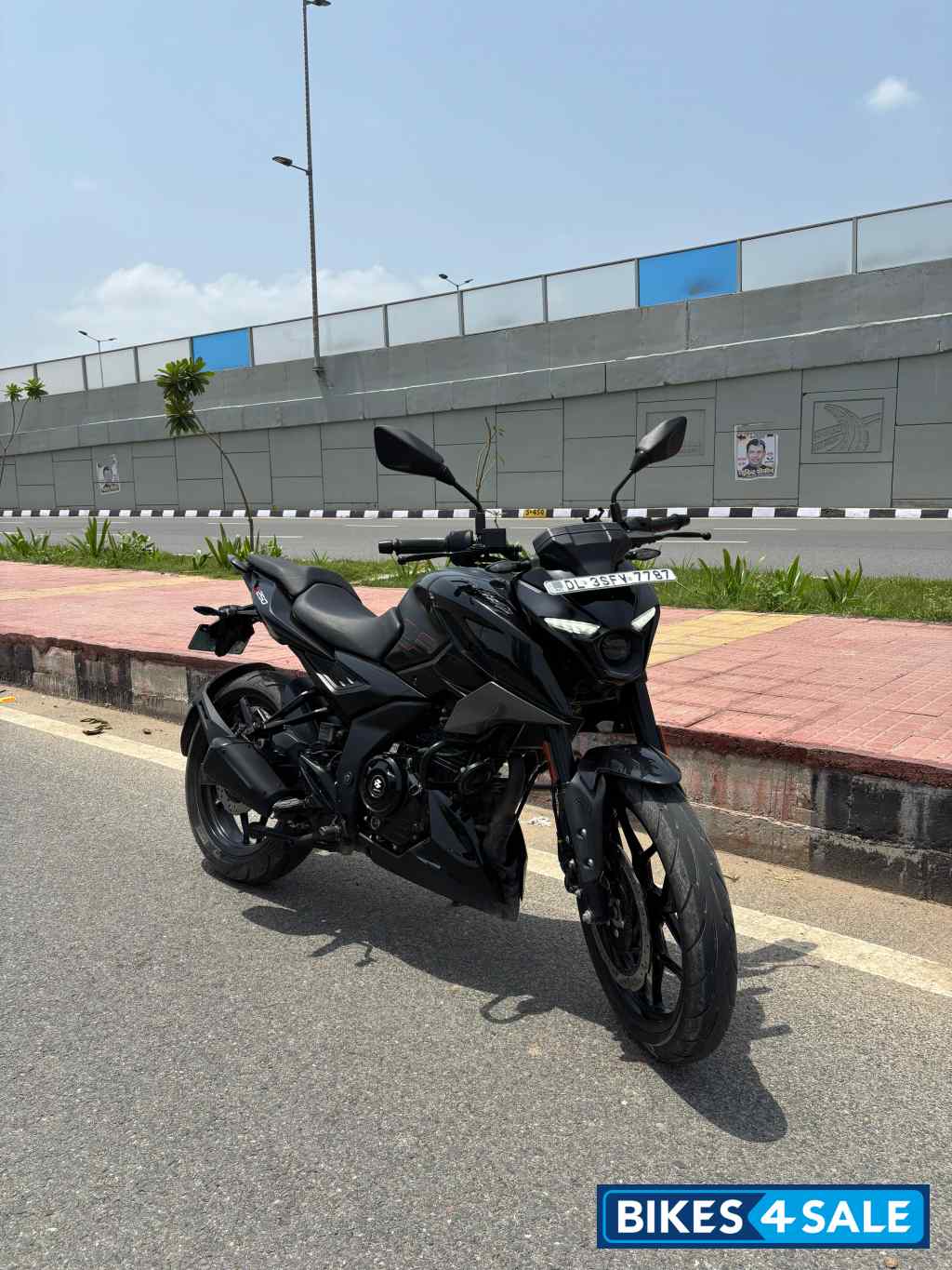 Brooklyn Black Bajaj Pulsar N250 Dual Channel ABS