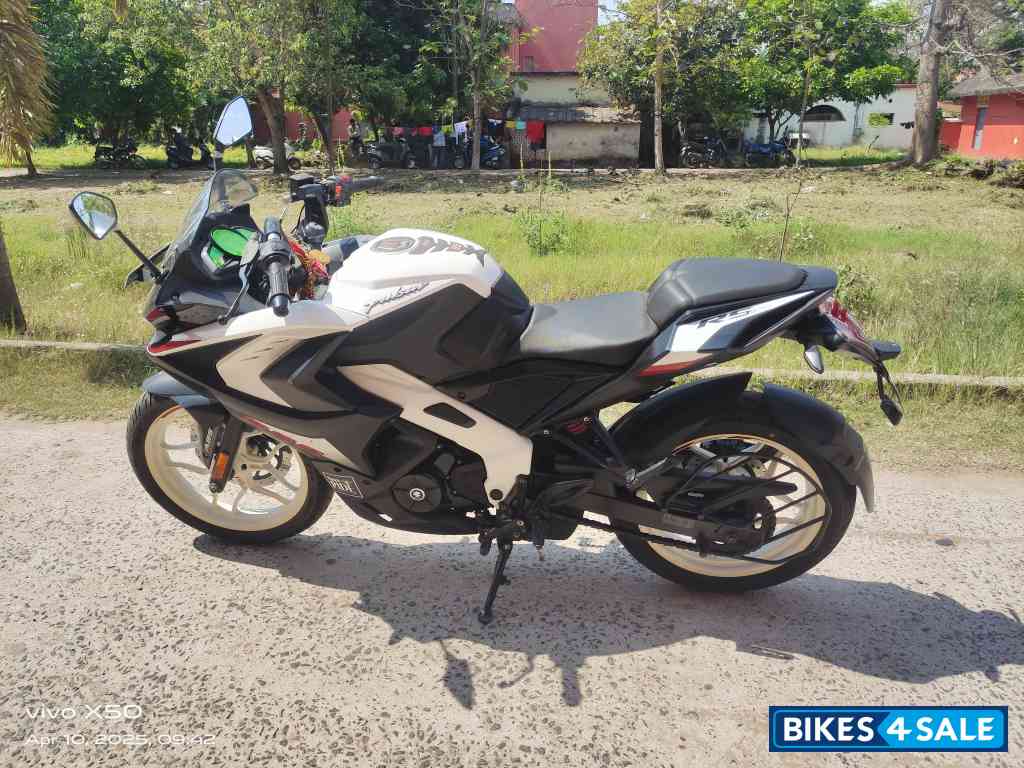 Bajaj Pulsar RS 200 ABS