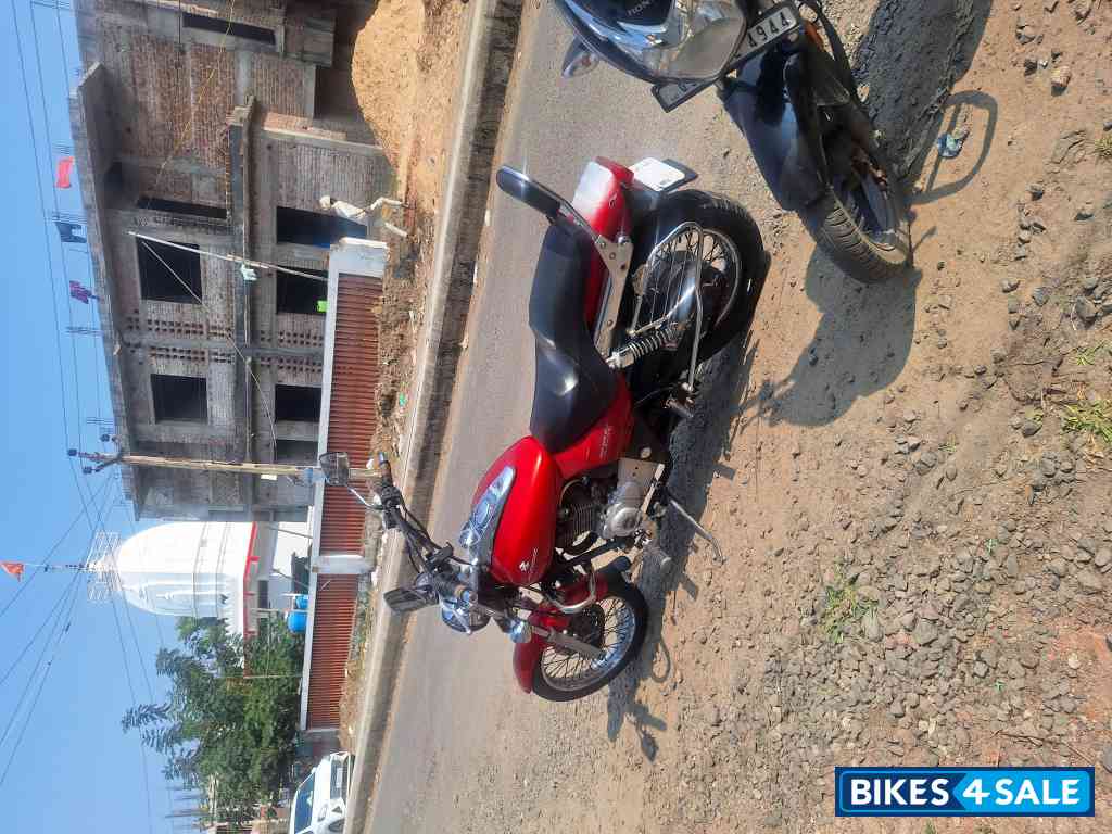 Red Bajaj Avenger Cruise 220