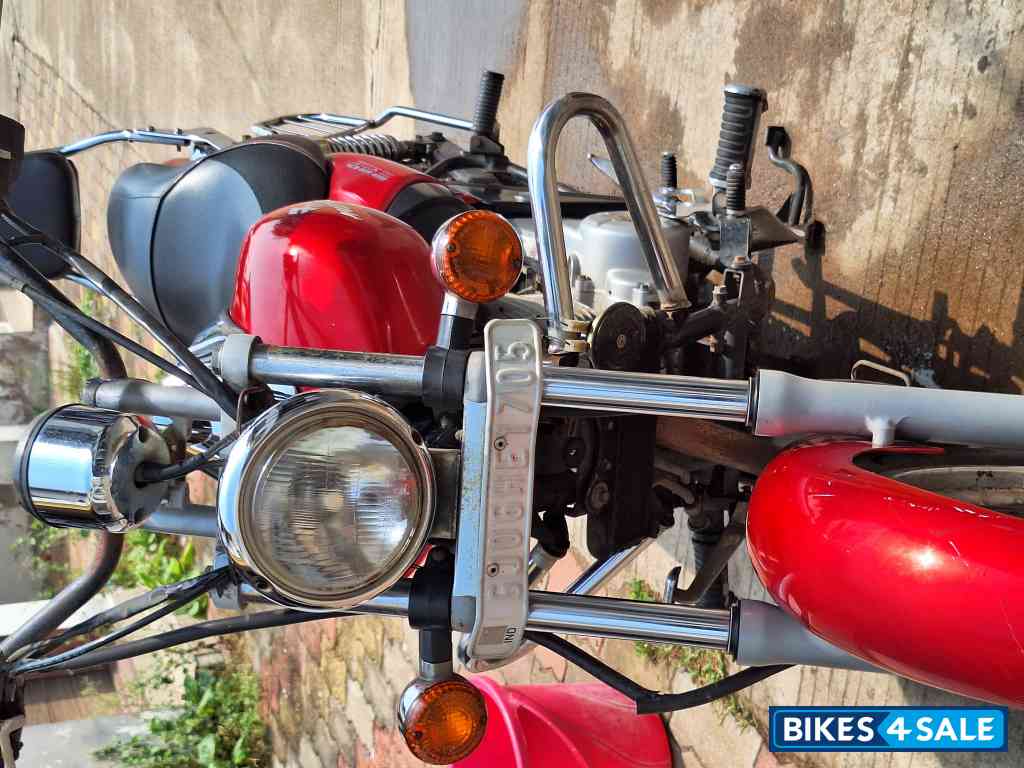 Red Bajaj Avenger Cruise 220 Red Bajaj Avenger Cruise 220