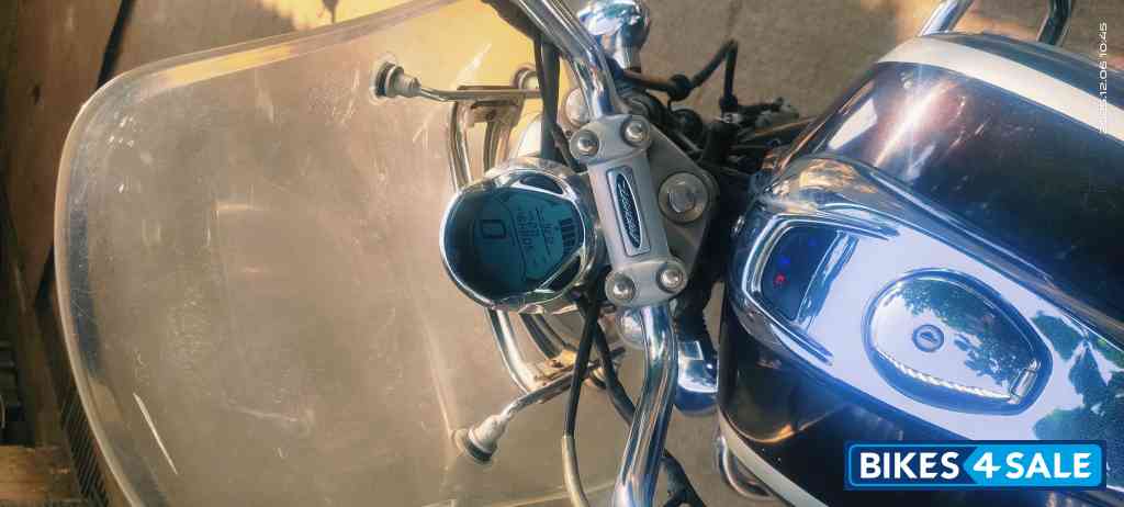 Brown Bajaj Avenger Cruise 220