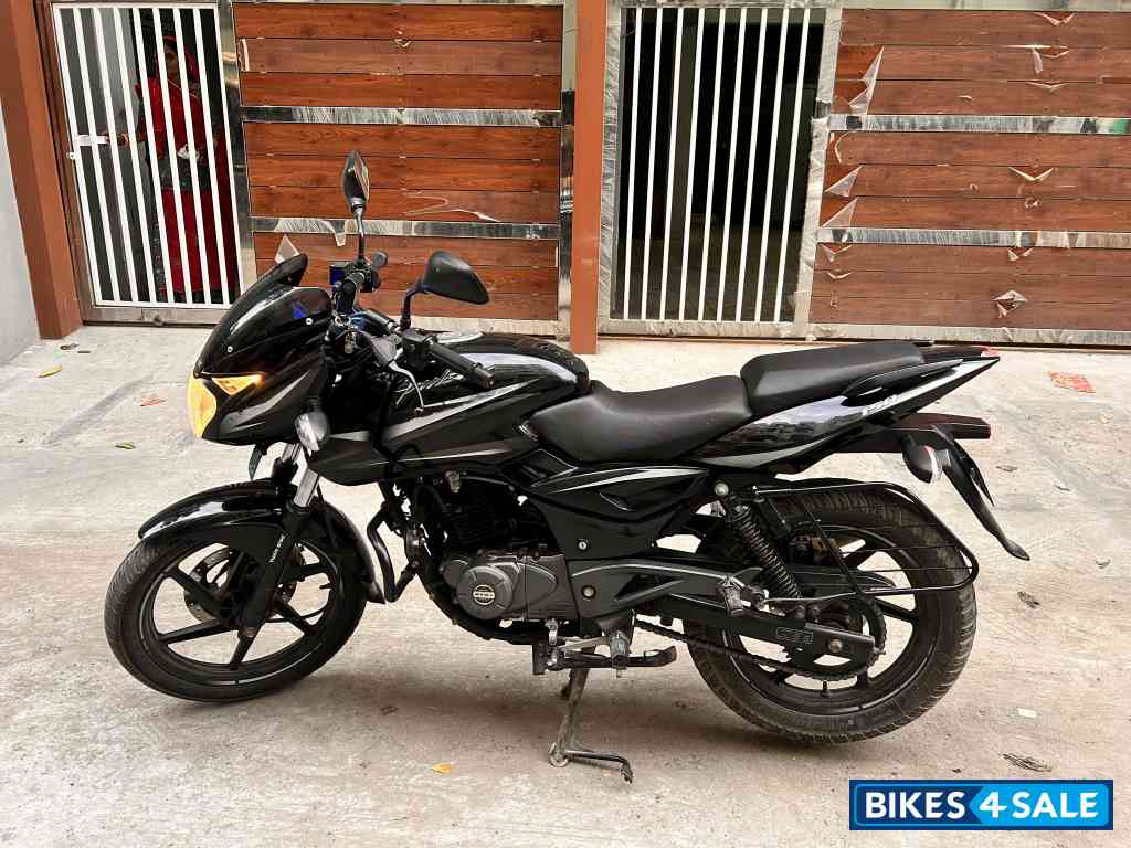 Black Silver Bajaj Pulsar 150 DTSi