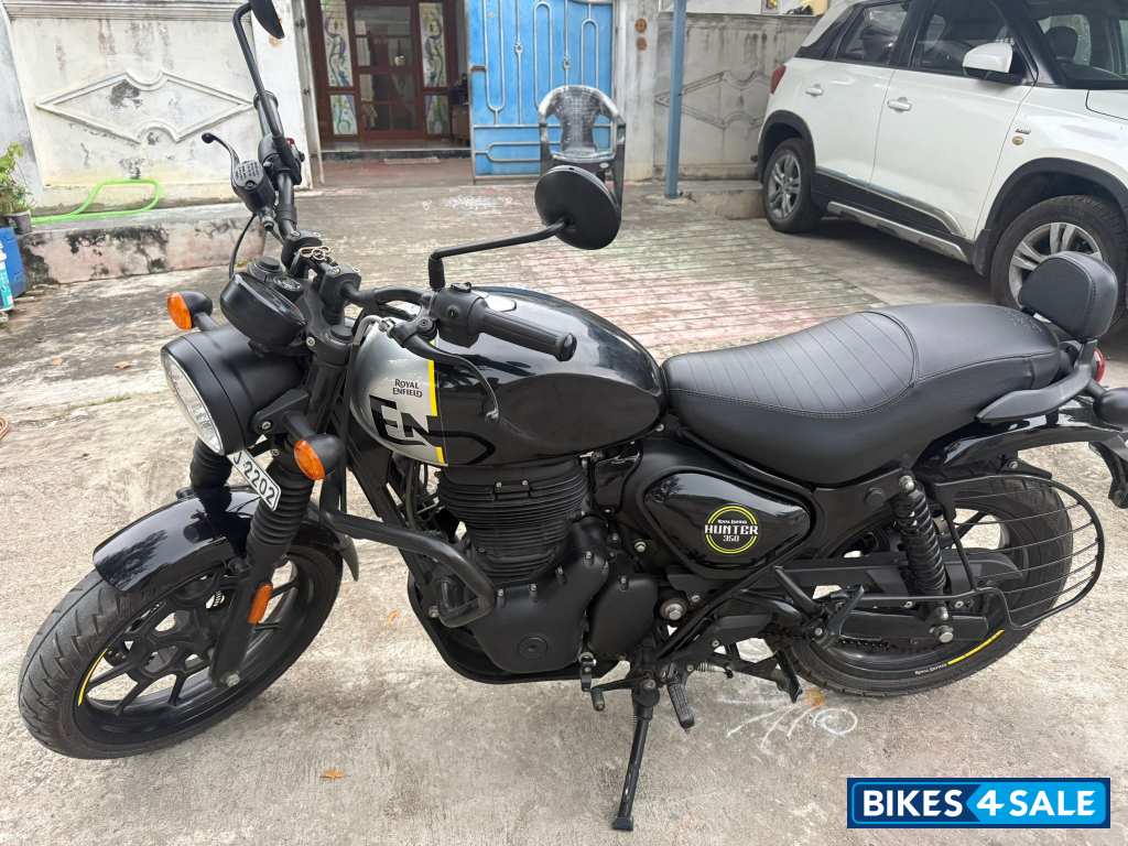 Rebal Black Royal Enfield Hunter 350 Metro Rebal Black Royal Enfield Hunter 350 Metro