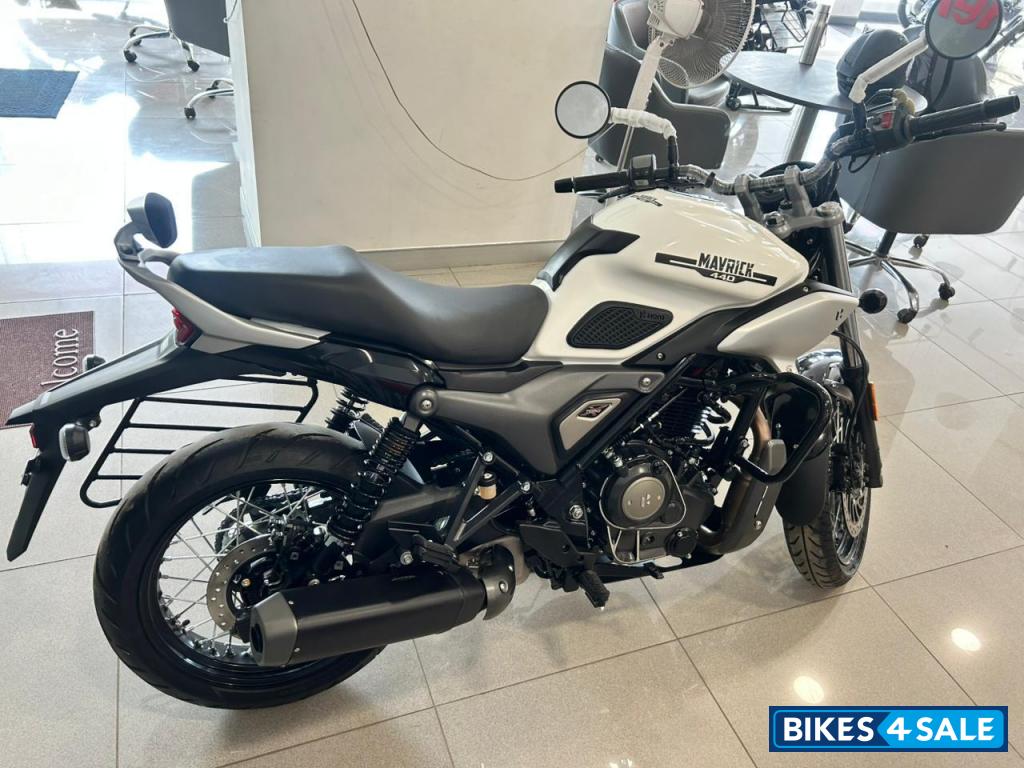 White Hero Mavrick 440
