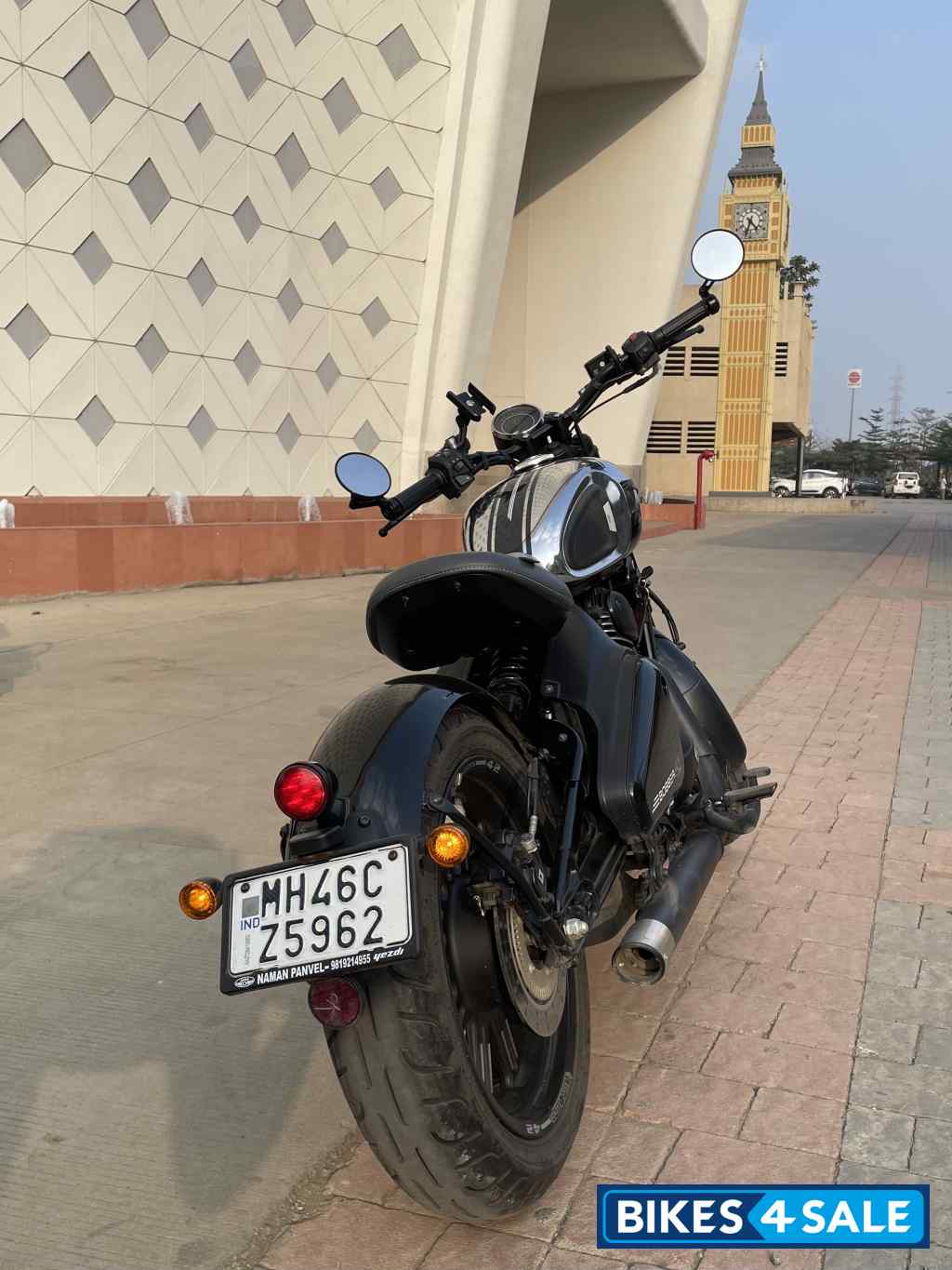 Jawa 42 Bobber Black Mirror