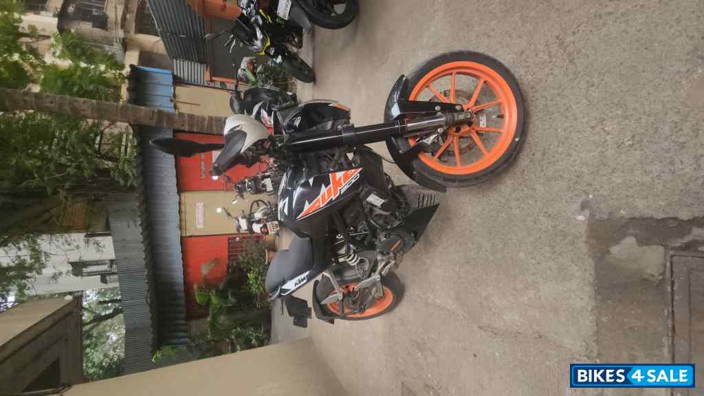 Black KTM Duke 200