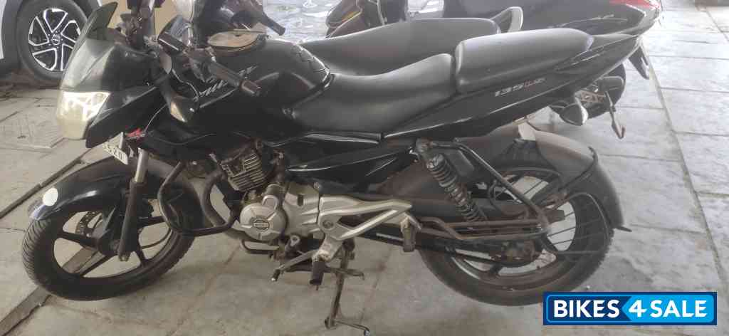 Black Bajaj Pulsar 135LS Black Bajaj Pulsar 135LS