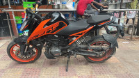 Orange KTM Duke 200 2024