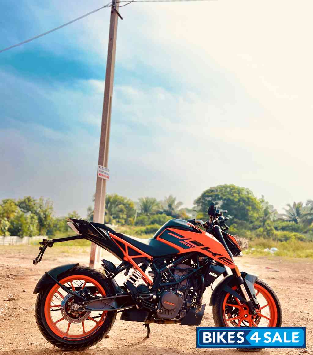 Orange KTM Duke 200 2024