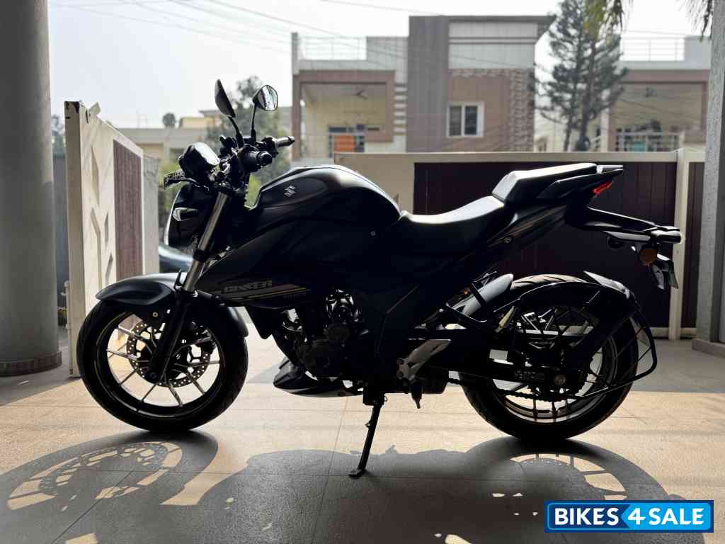 Black Suzuki Gixxer 250