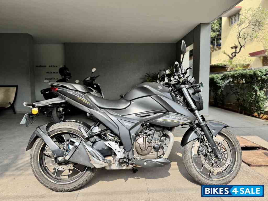 Black Suzuki Gixxer 250