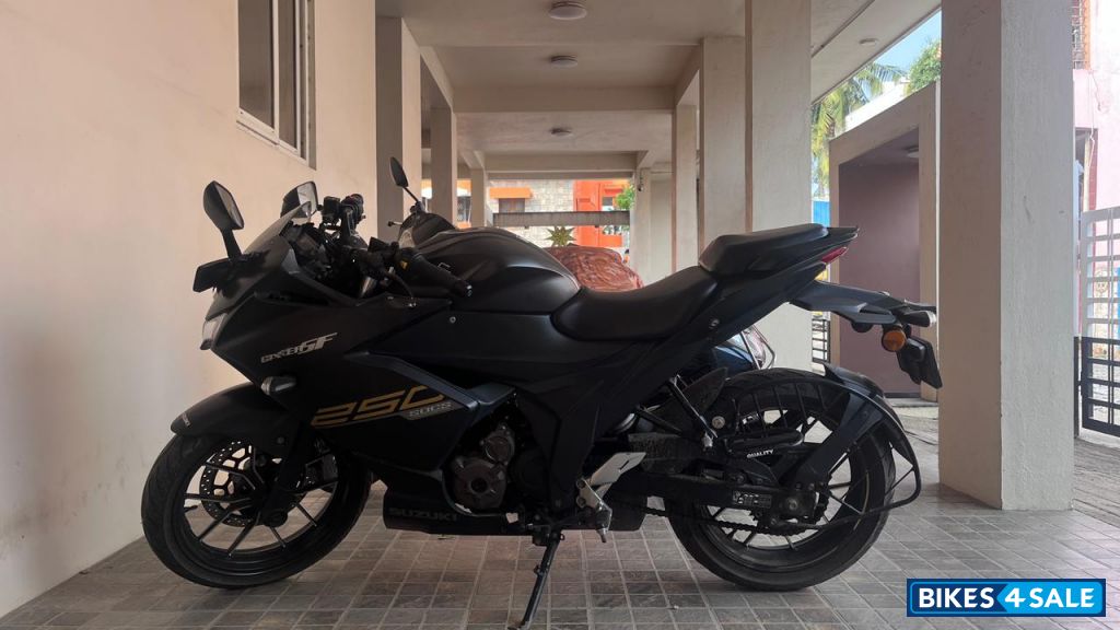 Matte Black Suzuki Gixxer SF 250 Matte Black Suzuki Gixxer SF 250
