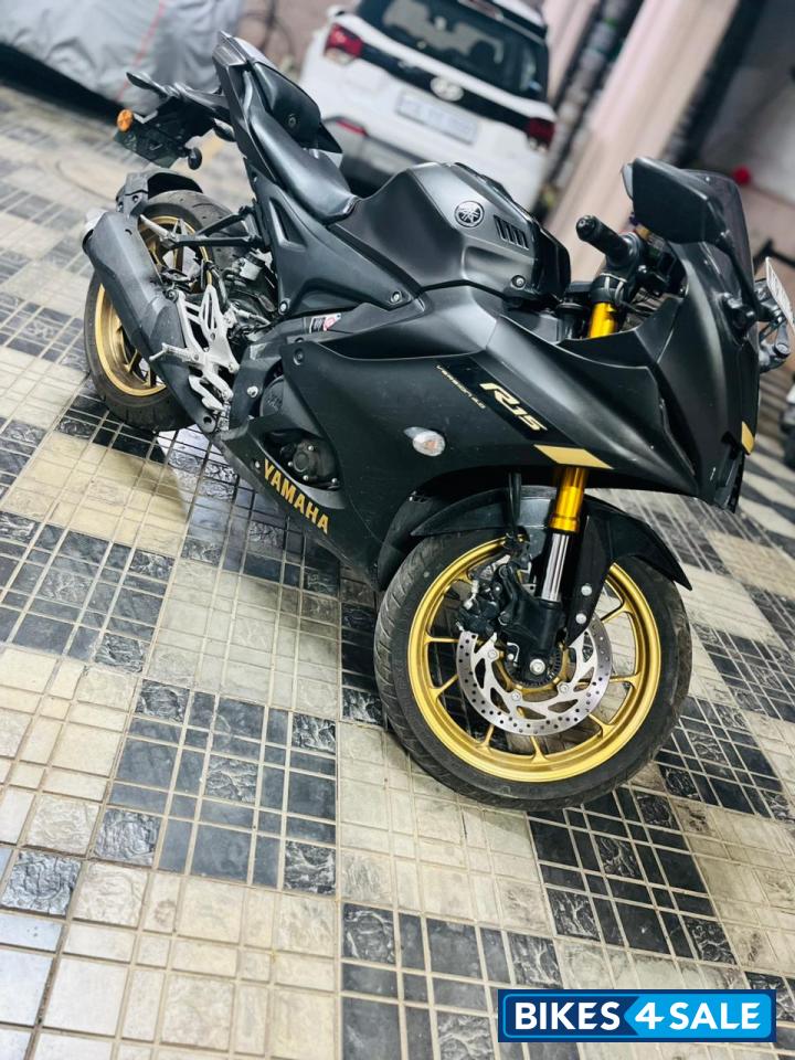 Black And Golden Yamaha R15 V4