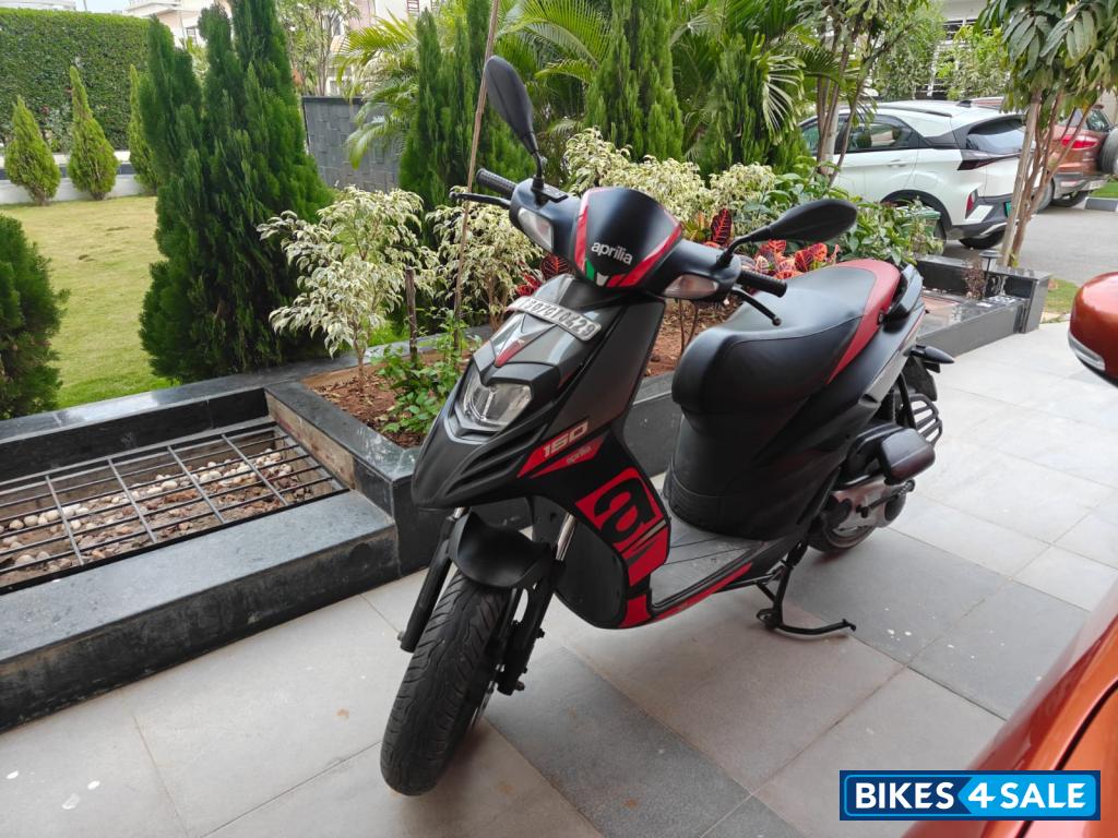 Black Aprilia SR 150