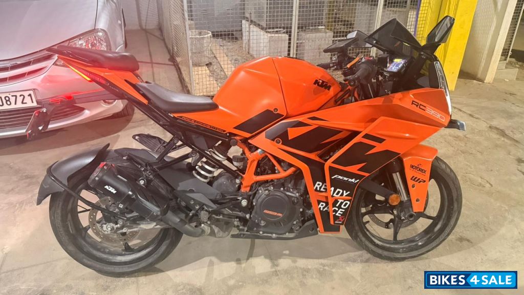 Orange KTM RC 390 GP