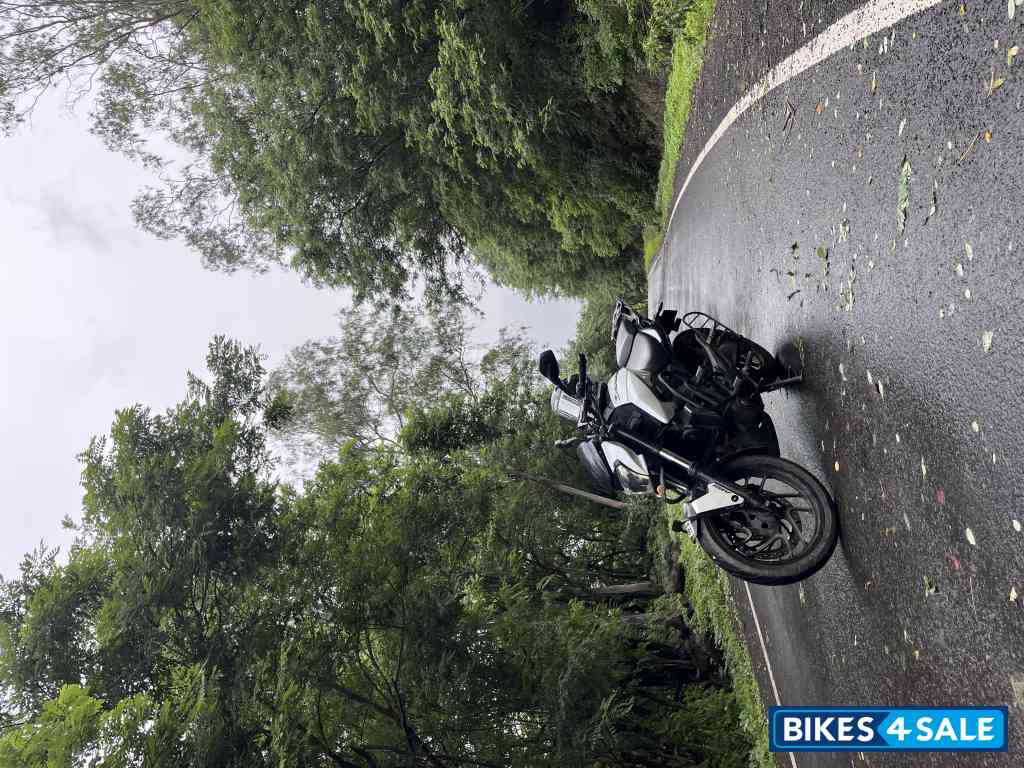 White Bajaj Dominar 400 Disc