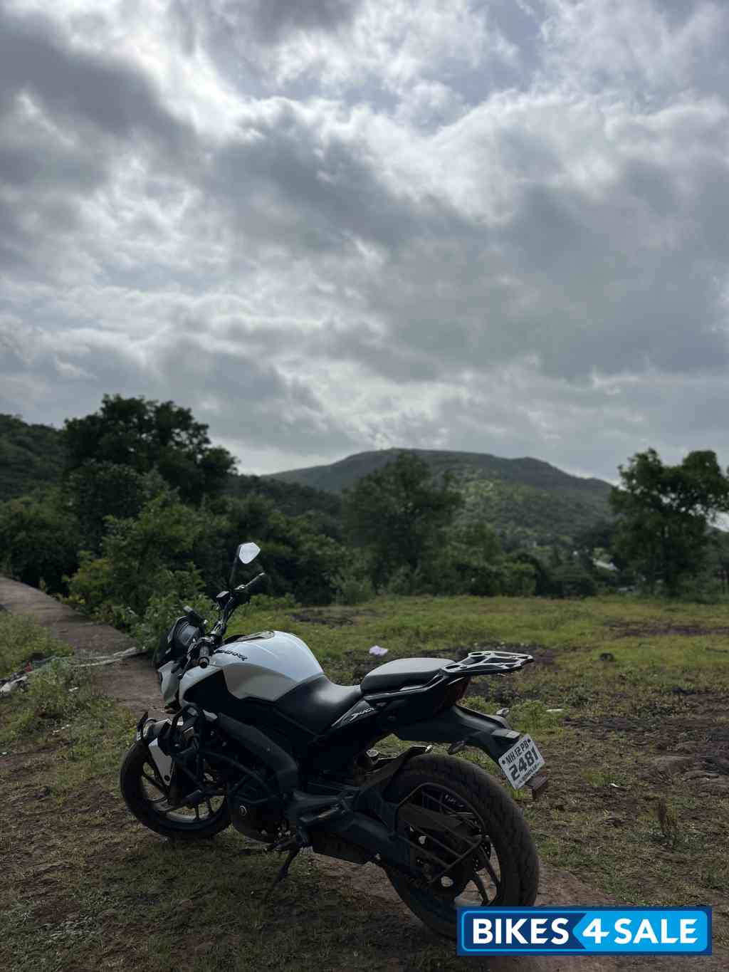 White Bajaj Dominar 400 Disc White Bajaj Dominar 400 Disc