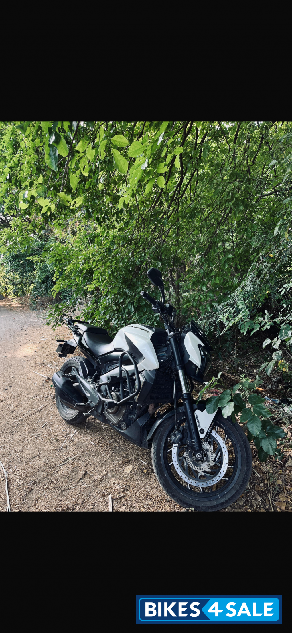 White Bajaj Dominar 400 Disc White Bajaj Dominar 400 Disc