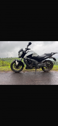 White Bajaj Dominar 400 Disc