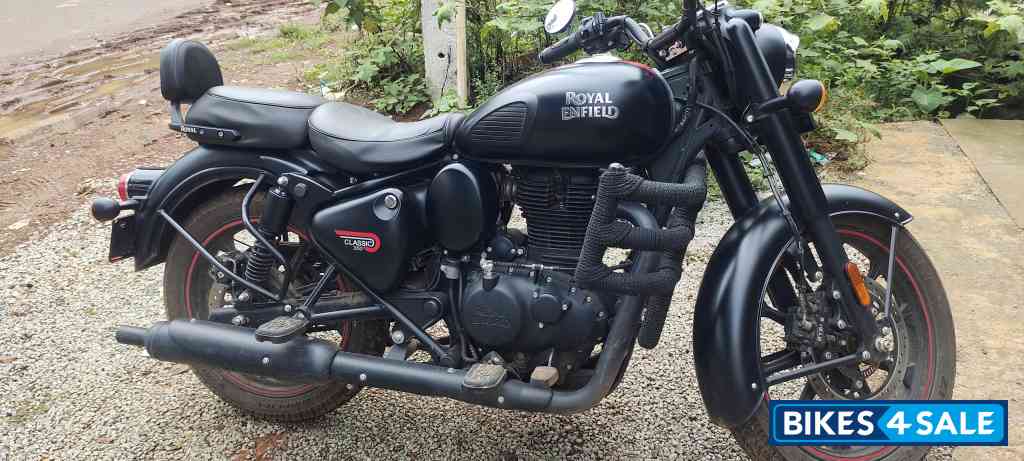 Stealth Black Royal Enfield Classic 350