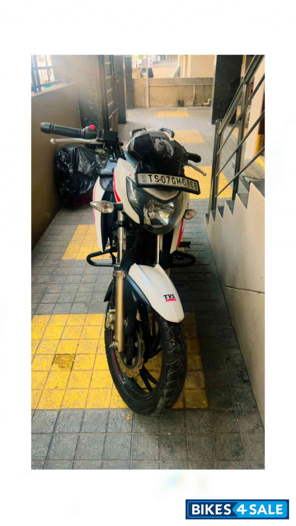 White TVS Apache RTR 200 4V ABS Race Edition 2.0 White TVS Apache RTR 200 4V ABS Race Edition 2.0