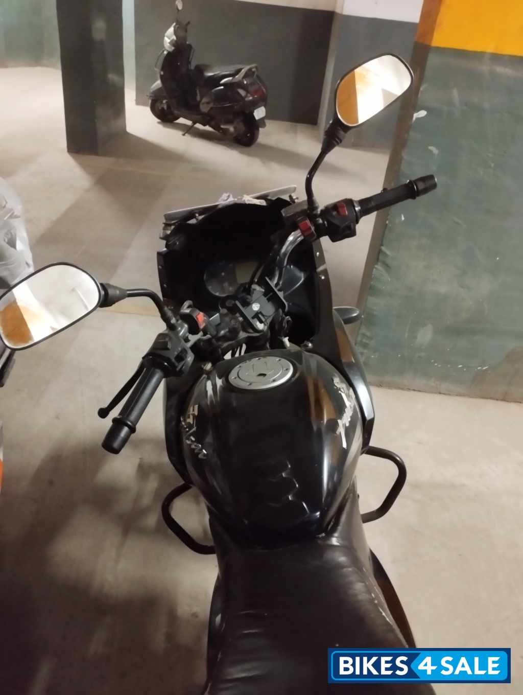 Black Bajaj Pulsar 220 DTSi