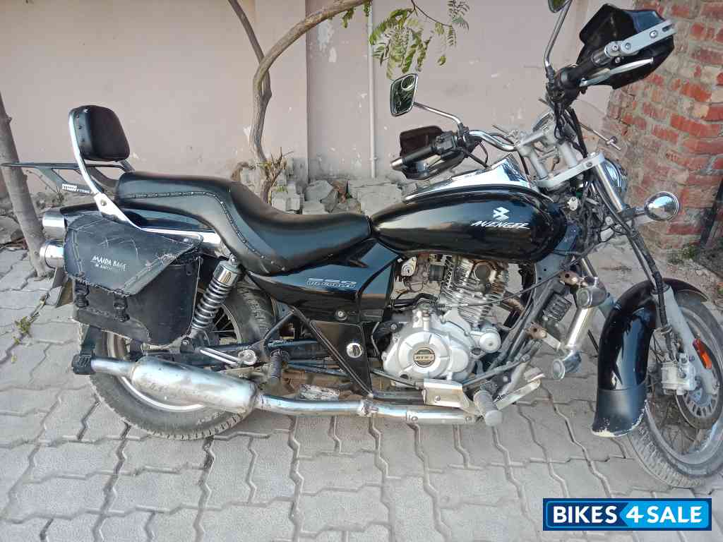 Black Bajaj Avenger Cruise 220