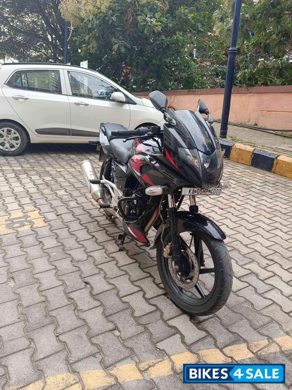 Bajaj Pulsar 220F