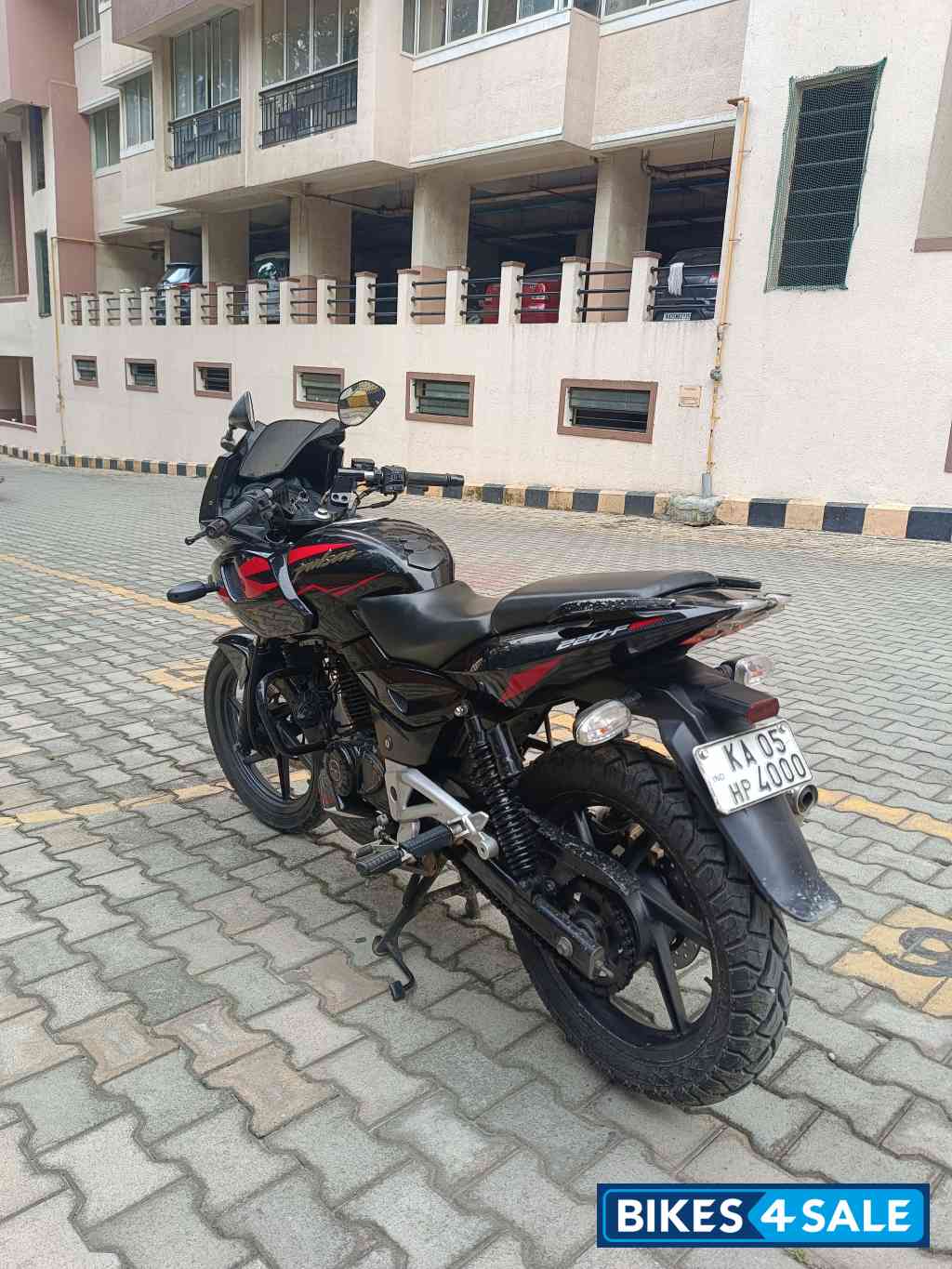 Bajaj Pulsar 220F